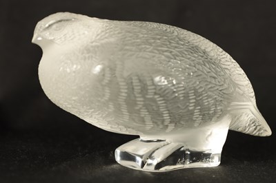 Lot 22 - A LALIQUE FRANCE FROSTED GLASS BIRD SCULPTURE