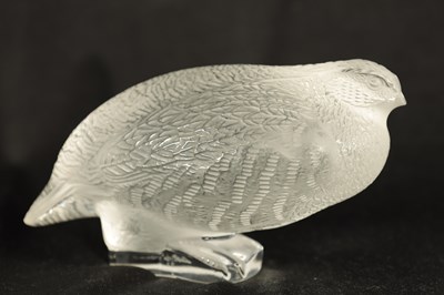 Lot 22 - A LALIQUE FRANCE FROSTED GLASS BIRD SCULPTURE