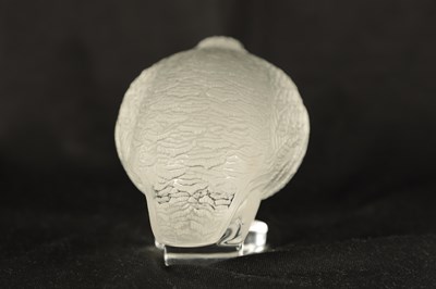Lot 22 - A LALIQUE FRANCE FROSTED GLASS BIRD SCULPTURE