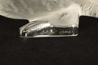 Lot 22 - A LALIQUE FRANCE FROSTED GLASS BIRD SCULPTURE