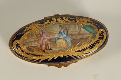 Lot 32 - AN 18TH CENTURY SEVRES STYLE PORCELAIN ECLIPSE SHAPED BOX
