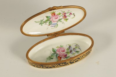 Lot 32 - AN 18TH CENTURY SEVRES STYLE PORCELAIN ECLIPSE SHAPED BOX
