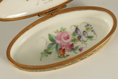 Lot 32 - AN 18TH CENTURY SEVRES STYLE PORCELAIN ECLIPSE SHAPED BOX