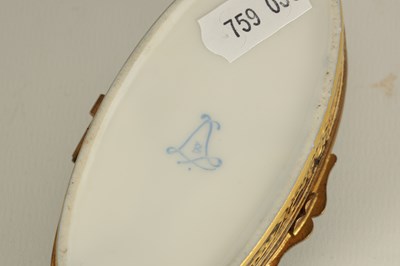 Lot 32 - AN 18TH CENTURY SEVRES STYLE PORCELAIN ECLIPSE SHAPED BOX