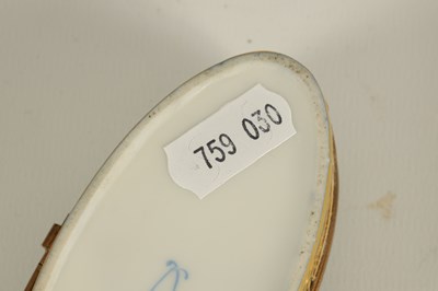 Lot 32 - AN 18TH CENTURY SEVRES STYLE PORCELAIN ECLIPSE SHAPED BOX