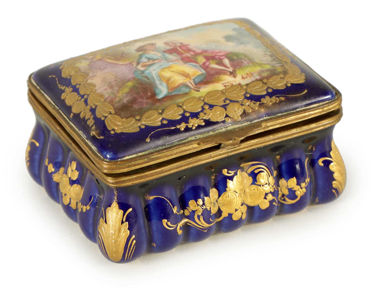 Lot 88 - AN 18TH CENTURY SEVRES STYLE PORCELAIN BOX