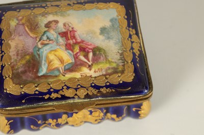 Lot 88 - AN 18TH CENTURY SEVRES STYLE PORCELAIN BOX