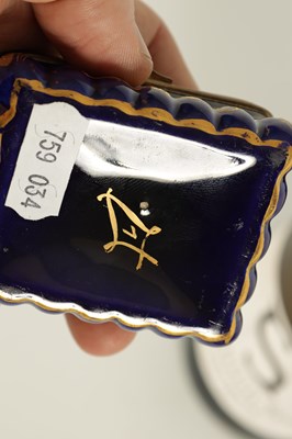 Lot 88 - AN 18TH CENTURY SEVRES STYLE PORCELAIN BOX