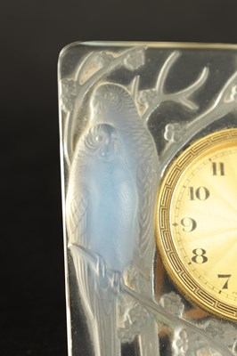Lot 24 - A FRENCH RENE LALIQUE ‘INSEPARABLES’ OPALESCENT MOULDED GLASS STRUT CLOCK MODEL NO. 760