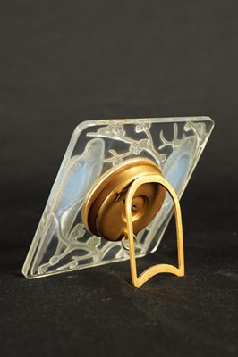 Lot 24 - A FRENCH RENE LALIQUE ‘INSEPARABLES’ OPALESCENT MOULDED GLASS STRUT CLOCK MODEL NO. 760