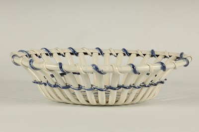 Lot 80 - AN 18TH CENTURY PEARLWARE BLUE AND WHITE OVAL LATTICEWORK BASKET