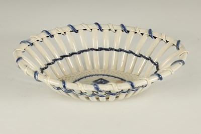 Lot 80 - AN 18TH CENTURY PEARLWARE BLUE AND WHITE OVAL LATTICEWORK BASKET