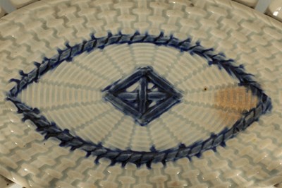 Lot 80 - AN 18TH CENTURY PEARLWARE BLUE AND WHITE OVAL LATTICEWORK BASKET