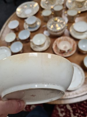 Lot 87 - A GROUPED COLLECTION OF VARIOUS LATE 18TH AND EARLY 19TH CENTURY DERBY CUPS, SAUCERS AND OTHER TABLEWARES