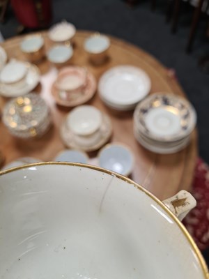 Lot 87 - A GROUPED COLLECTION OF VARIOUS LATE 18TH AND EARLY 19TH CENTURY DERBY CUPS, SAUCERS AND OTHER TABLEWARES