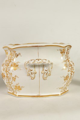 Lot 84 - A 19TH CENTURY STAFFORDSHIRE IMPERIAL STONE CHINA FOOT BATH & A GRAINGER WORCESTER TOILET JUG