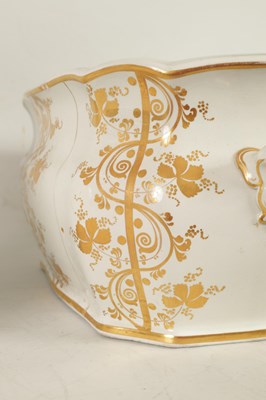 Lot 84 - A 19TH CENTURY STAFFORDSHIRE IMPERIAL STONE CHINA FOOT BATH & A GRAINGER WORCESTER TOILET JUG