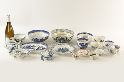 Lot 40 - A SELECTION OF 18TH CENTURY ENGLISH PORCELAIN