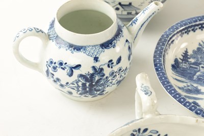 Lot 40 - A SELECTION OF 18TH CENTURY ENGLISH PORCELAIN