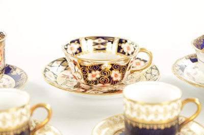 Lot 60 - A VARIOUS SELECTION OF ENGLISH PORCELAIN