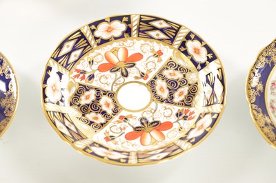 Lot 60 - A VARIOUS SELECTION OF ENGLISH PORCELAIN