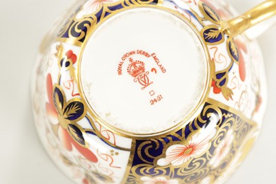 Lot 60 - A VARIOUS SELECTION OF ENGLISH PORCELAIN