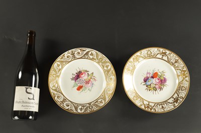 Lot 69 - A PAIR OF DERBY PORCELIAN PLATES PAINTED WITH SPRAYS OF FLOWERS CIRCA 1810