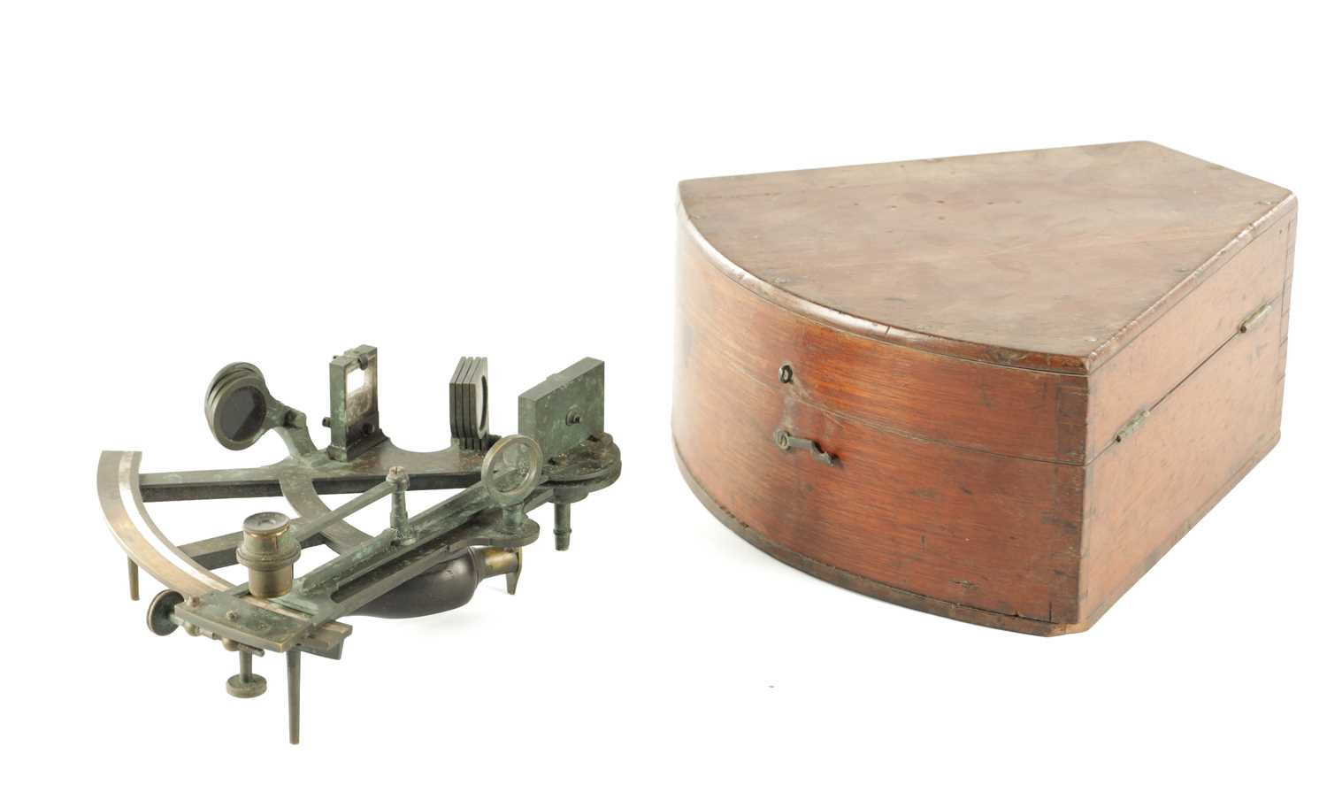 Lot 1777 - AN EARLY 19TH CENTURY BRASS SEXTANT