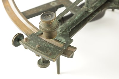 Lot 1777 - AN EARLY 19TH CENTURY BRASS SEXTANT