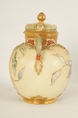Lot 97 - A FINE ROYAL WORCESTER PORCELAIN POTPOURRI JAR AND COVER DECORATED WITH ENAMEL AND GILT EDGED FLORAL SPRAYS ATTRIBUTABLE TO FRANK ROBERTS