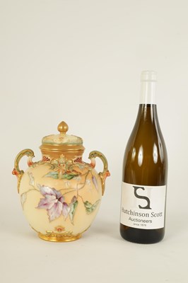 Lot 97 - A FINE ROYAL WORCESTER PORCELAIN POTPOURRI JAR AND COVER DECORATED WITH ENAMEL AND GILT EDGED FLORAL SPRAYS ATTRIBUTABLE TO FRANK ROBERTS