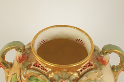 Lot 97 - A FINE ROYAL WORCESTER PORCELAIN POTPOURRI JAR AND COVER DECORATED WITH ENAMEL AND GILT EDGED FLORAL SPRAYS ATTRIBUTABLE TO FRANK ROBERTS