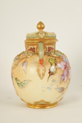 Lot 97 - A FINE ROYAL WORCESTER PORCELAIN POTPOURRI JAR AND COVER DECORATED WITH ENAMEL AND GILT EDGED FLORAL SPRAYS ATTRIBUTABLE TO FRANK ROBERTS