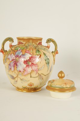 Lot 97 - A FINE ROYAL WORCESTER PORCELAIN POTPOURRI JAR AND COVER DECORATED WITH ENAMEL AND GILT EDGED FLORAL SPRAYS ATTRIBUTABLE TO FRANK ROBERTS