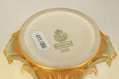 Lot 97 - A FINE ROYAL WORCESTER PORCELAIN POTPOURRI JAR AND COVER DECORATED WITH ENAMEL AND GILT EDGED FLORAL SPRAYS ATTRIBUTABLE TO FRANK ROBERTS