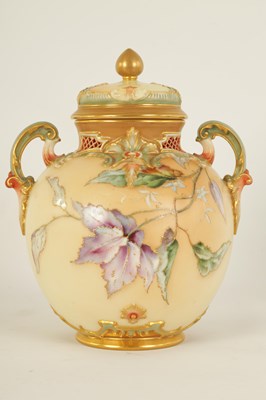 Lot 97 - A FINE ROYAL WORCESTER PORCELAIN POTPOURRI JAR AND COVER DECORATED WITH ENAMEL AND GILT EDGED FLORAL SPRAYS ATTRIBUTABLE TO FRANK ROBERTS