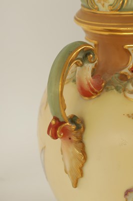 Lot 97 - A FINE ROYAL WORCESTER PORCELAIN POTPOURRI JAR AND COVER DECORATED WITH ENAMEL AND GILT EDGED FLORAL SPRAYS ATTRIBUTABLE TO FRANK ROBERTS