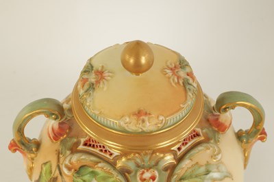 Lot 97 - A FINE ROYAL WORCESTER PORCELAIN POTPOURRI JAR AND COVER DECORATED WITH ENAMEL AND GILT EDGED FLORAL SPRAYS ATTRIBUTABLE TO FRANK ROBERTS