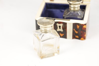 Lot 1072 - A SMALL 19TH CENTURY TORTOISESHELL AND MOTHER OF PEARL INLAID PERFUME BOX