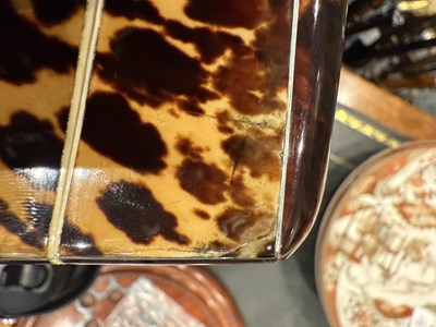 Lot 1072 - A SMALL 19TH CENTURY TORTOISESHELL AND MOTHER OF PEARL INLAID PERFUME BOX