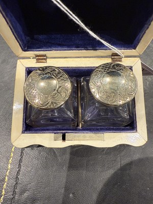 Lot 1072 - A SMALL 19TH CENTURY TORTOISESHELL AND MOTHER OF PEARL INLAID PERFUME BOX
