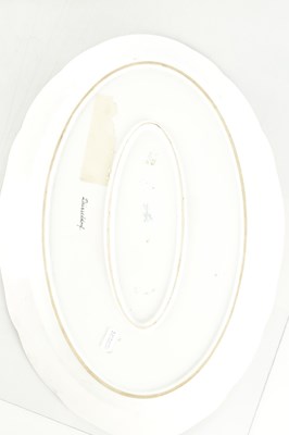 Lot 69 - AN EARLY 20TH CENTURY MEISSEN OVAL MEAT PLATE WITH PAINTED SCENE OF DUSSELDORF
