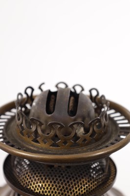 Lot 501 - A 19TH CENTURY GILT BRASS STANDARD OIL LAMP