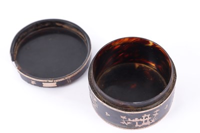 Lot 515 - A 18TH CENTURY YELLOW metal-mounted TORTOISESHELL BOX AND COVER