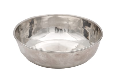 Lot 10 - AN EARLY 20TH CENTURY SILVER BOWL