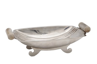 Lot 76 - AN ART DECO SILVER AND BAKELITE HANDLED DISH