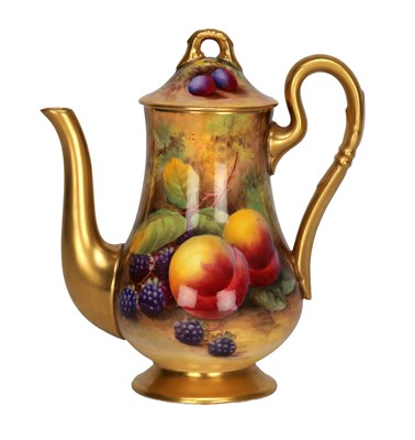 Lot 592 - AN EARLY 20TH CENTURY ROYAL WORCESTER FRUIT PAINTED PORCELAIN COFFEE POT AND COVER PAINTED BY M H PRICE