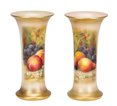 Lot 597 - A PAIR OF EARLY 20TH CENTURY ROYAL WORCESTER PORCELAIN FRUIT-PAINTED SPILL VASES BY RICKETTS