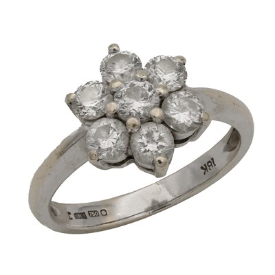 Lot 152 - AN 18CT WHITE GOLD DIAMOND CLUSTER RING