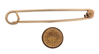 Lot 191 - A 15CT GOLD SHIRT STUD AND A 9CT GOLD SAFETY PIN